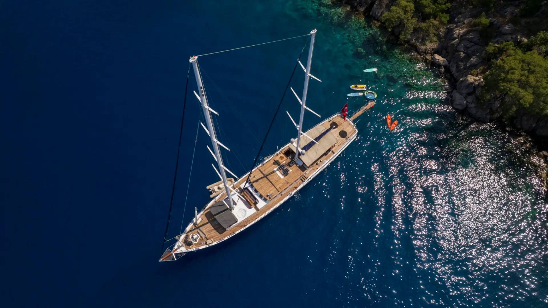Göcek koyunda demirli bir gulet, kuşbakışı