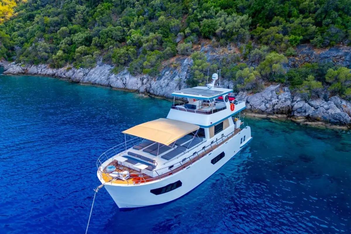 Thalassa, Motoryat